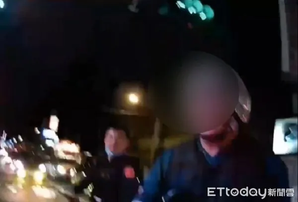 ▲過程中王男揮拳攻擊員警。(圖/桃園警分局提供)