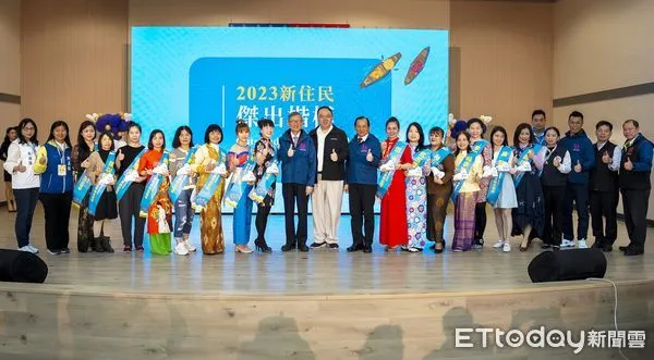 ▲桃園市政府今天舉辦「2023桃園國際移民日慶祝活動」,副市長王明鉅在會中表揚新住民、績優服務人員等單位,會後大合影。(圖/記者沈繼昌翻攝)