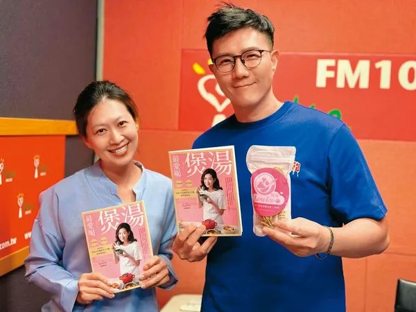 黎台麗(左)曾上節目宣傳食譜,並與藝人蔣偉文(右)合影。(翻攝煲湯女神臉書)