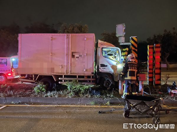 ▲▼物流司機疑疲勞駕駛,深夜自撞測速器防撞桿,一度受困,送醫沒有大礙。(圖/民眾提供,下同)