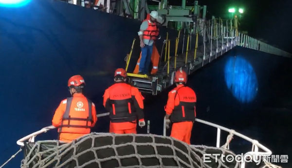 ▲▼一名印度籍船員右手骨折,台中海巡人員怒海上順利接駁救援。(圖/台中海巡隊提供,下同)