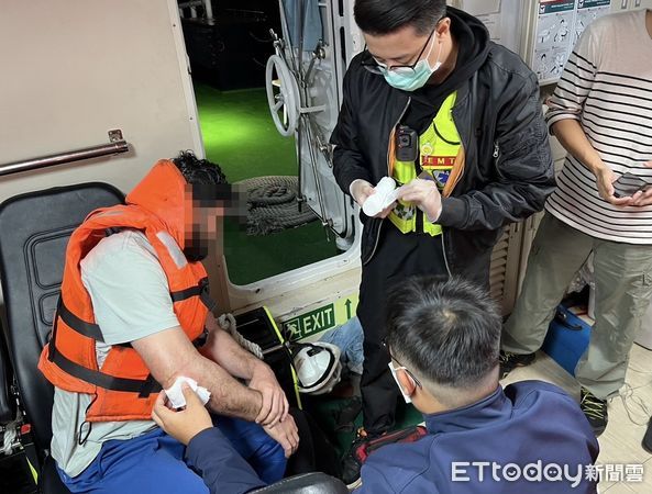 ▲▼一名印度籍船員右手骨折,台中海巡人員怒海上順利接駁救援。(圖/台中海巡隊提供,下同)