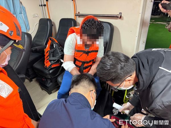 ▲▼一名印度籍船員右手骨折,台中海巡人員怒海上順利接駁救援。(圖/台中海巡隊提供,下同)