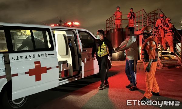 ▲▼一名印度籍船員右手骨折,台中海巡人員怒海上順利接駁救援。(圖/台中海巡隊提供,下同)
