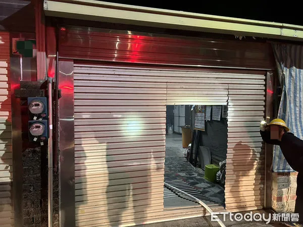 ▲台南市後壁區嘉苳里1處民宅發生火警,現場廚房起火,消防人員接駁水線延伸進火場全力射水搶救。(圖/民眾提供,下同)