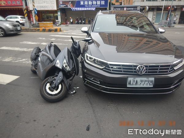 ▲▼自小客車路口左轉時,被直行機車撞擊,駕駛辯稱視線被擋住。(圖/民眾提供,下同)