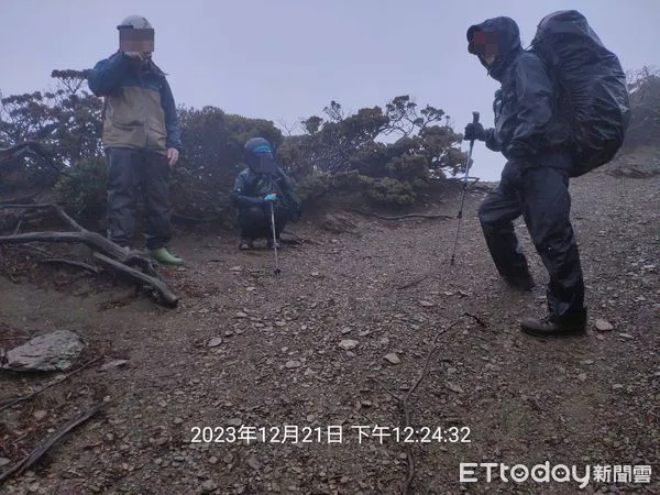 ▲▼ 女山友登玉山南峰遭落石砸中,頭破手骨折 。(圖/記者高堂堯翻攝)