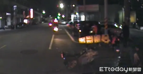 ▲台南市仁和路147巷、自由路一段路口,21日晚間發生1起機車車禍,孫姓騎士碰撞後人車倒地,機車碰撞到路旁停放的自小客車,孫男送醫不治身亡。(圖/民眾提供,下同)