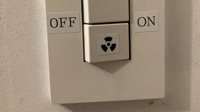 旅館牆上驚見「核能輻射標誌按紐」　還在ON狀態！網嚇：需要勇氣