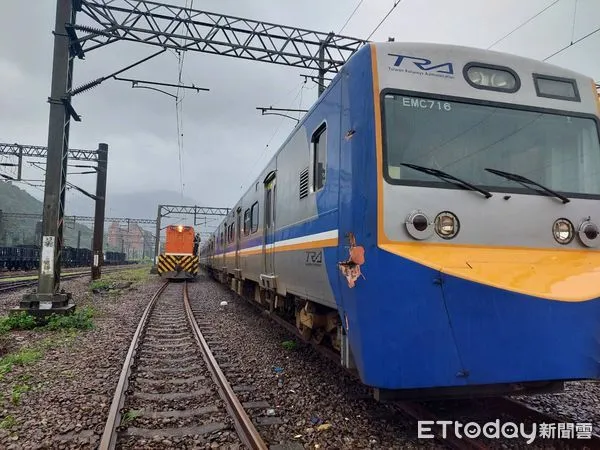 ▲▼台鐵調車機車頭擦撞EMU700型區間車,導致車頭破損。(圖/讀者提供)
