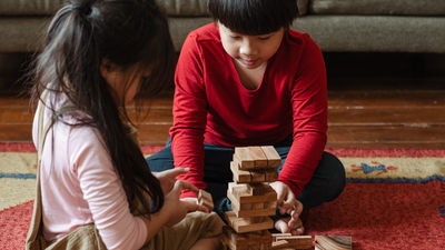 6歲女兒憤怒「都怪媽媽生了弟弟」！她求助：不知該怎教　網一看全力挺姐姐