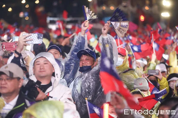 ▲侯友宜凱道造勢晚會,支持者熱情冒雨相挺。(圖/記者林敬旻攝)