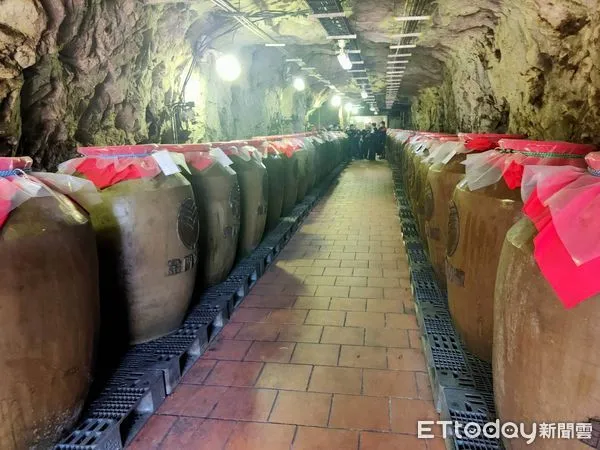 ▲▼金門酒廠推出「20公升59.2度罈裝金門高粱酒」,將於明年抽籤認購。(圖/記者林名揚翻攝)