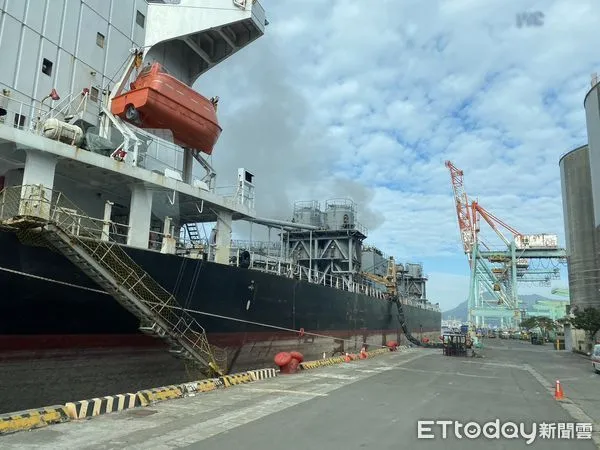 ▲高雄港內一艘船隻起火。(圖/記者許宥孺翻攝)