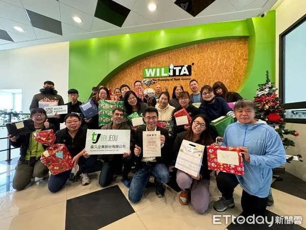 ▲台中李綜合醫療社團法人與在地的臺久企公司、社團法人陪您育兒到樂齡教練協會,舉辦「聖誕送暖,圓孩童一個夢」為弱勢孩童募集禮物。(圖/記者游瓊華翻攝)