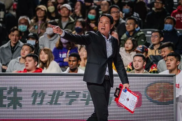 ▲攻城獅高國豪、霍立飛,鋼鐵人邱大宗、鐵米、呂政儒。(圖/PLG職籃提供)