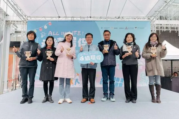 ▲6所今年度節能示範校園接受表揚。(圖/新竹市政府提供)