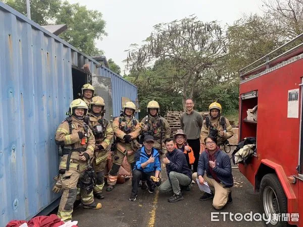 ▲台南市消防局召集局內火搶教官團,12月18日至22日辦理2023年提升火災搶救精進作為研究,在下營消防分隊及六甲工研院燃燒櫃場地辦理大、小燃燒櫃實火操作研究。(圖/記者林東良翻攝,下同)