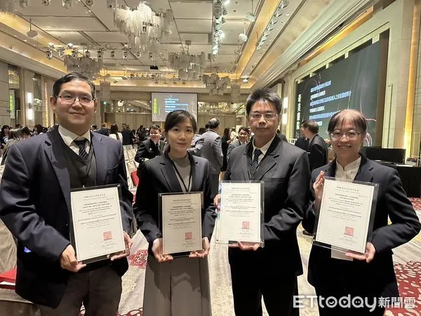 ▲花蓮慈院獲頒生策會SNQ國家品質標章認證,計有4個團隊代表出席領獎。(圖/慈濟醫學中心提供,下同)