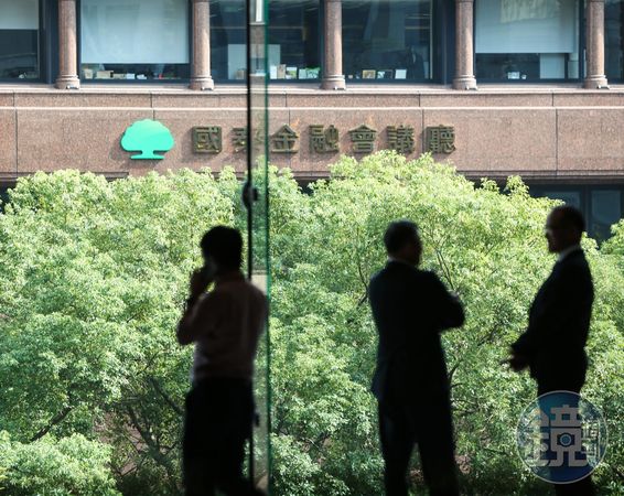 現階段國泰金股價在10年線以下,有機會賺價差。