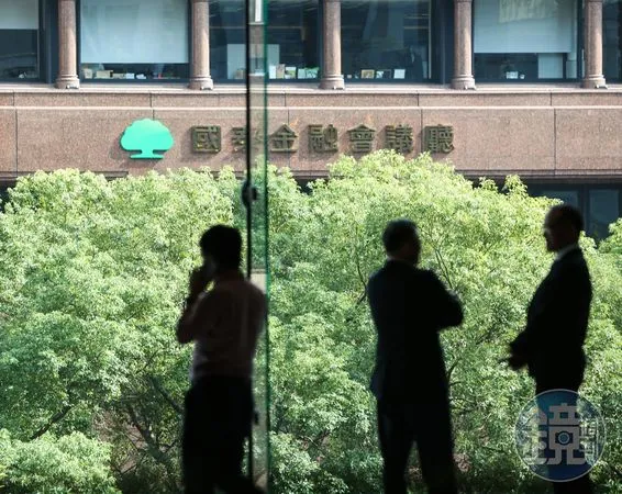 現階段國泰金股價在10年線以下,有機會賺價差。