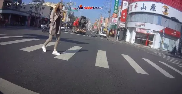 高雄女騎士遭水泥車撞倒。(圖/翻攝自YouTube/WoWtchout-地圖型行車影像分享平台)
