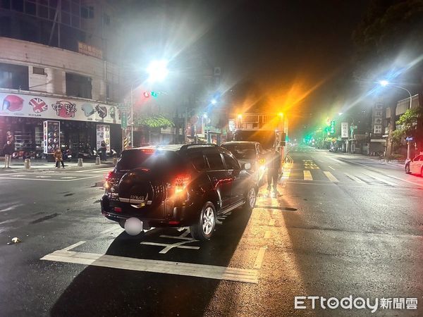 ▲▼高雄男疑因精神不濟…開車直直撞對向2車,車頭慘毀4人送醫。(圖/記者賴文萱翻攝)