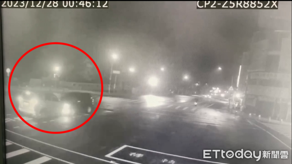 ▲▼高雄男疑因精神不濟…開車直直撞對向2車,車頭慘毀4人送醫。(圖/記者賴文萱翻攝)