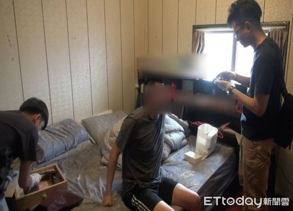 ▲▼台中警方在彰化逮捕一名藥頭,在隨身包搜出改造槍和12顆子彈。(圖/民眾提供,下同)