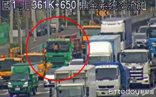 ▲▼國1聯結車事故。(圖/記者賴文萱翻攝)