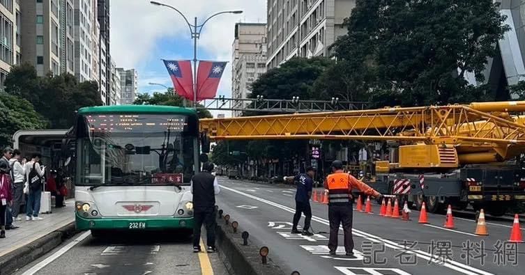 ▲▼▲台北施工吊臂掉落,砸中公車站前車輛。(圖/記者邱中岳翻攝、記者爆料網)
