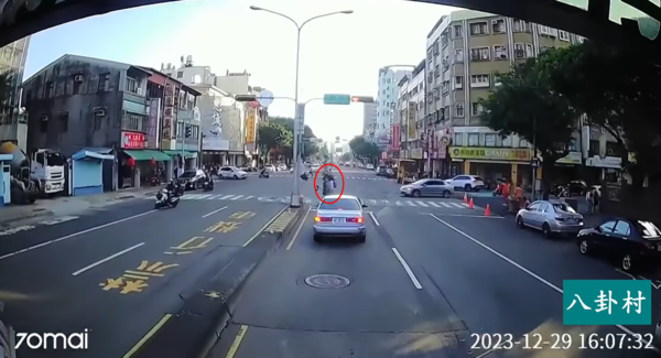 ▲▼ 台中2名國小學童過馬路遭左轉轎車撞 。(圖/翻攝八卦村 - 行車紀錄器影片上傳中心)