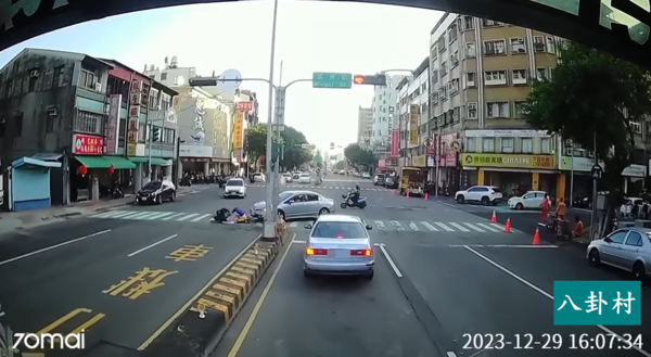 ▲▼ 台中2名國小學童過馬路遭左轉轎車撞 。(圖/翻攝八卦村 - 行車紀錄器影片上傳中心)