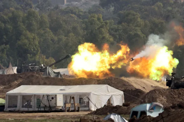 ▲▼以色列砲兵部隊在以色列與加薩邊境附近開火。(圖/路透)