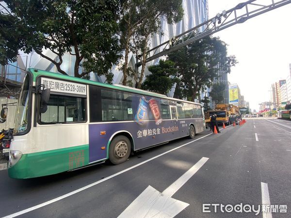 ▲▼台北捷運雙連站外公車站有施工吊臂掉落,砸中公車站前的公車。(圖/記者邱中岳翻攝)