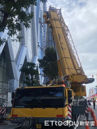 ▲▼▲台北施工吊臂掉落,砸中公車站前車輛。(圖/記者邱中岳翻攝、記者爆料網)