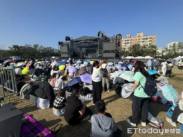 ▲台南好YOUNG跨年晚會31日晚上6時許,在永華市政中心登場,中午多組藝人彩排時,近千歌迷頂著烈日當空、撐著傘,為喜愛的藝人應援,有如跨年party提前展開。(圖/記者林東良翻攝)