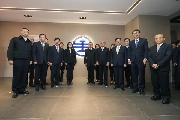 ▲▼總統蔡英文、秘書長林佳龍等人今也出席台鐵公司揭牌儀式。(圖/翻攝林佳龍臉書)