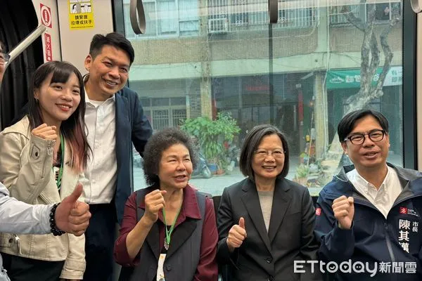 ▲2024年新年第一天,高雄市環狀輕軌試營運開跑,總統蔡英文總統、高雄市長陳其邁、監察院長陳菊等人,偕同多位立委與議員出席啟航典禮。(圖/記者陳弘修翻攝)