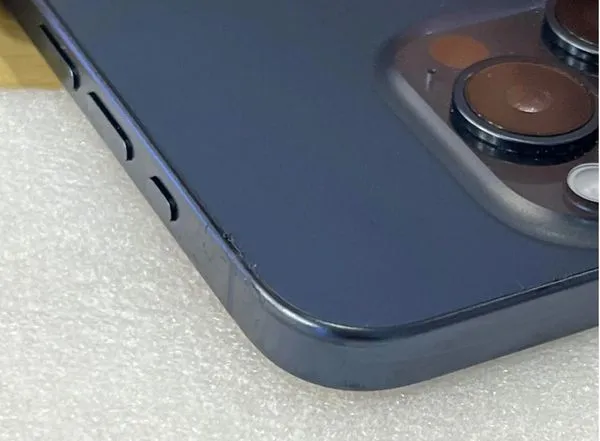 ▲iPhone 15 Pro出現背蓋溢膠狀況。(圖/Reddit)