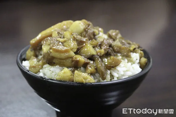 ▲▲莊記牛肉麵滷肉飯。(圖/記者黃士原攝)