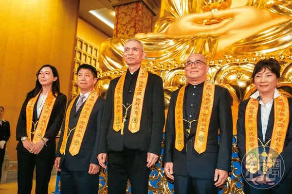 國寶集團總裁朱國榮(左2)靠邵明斌(右2)牽線,吃下展雲公司。