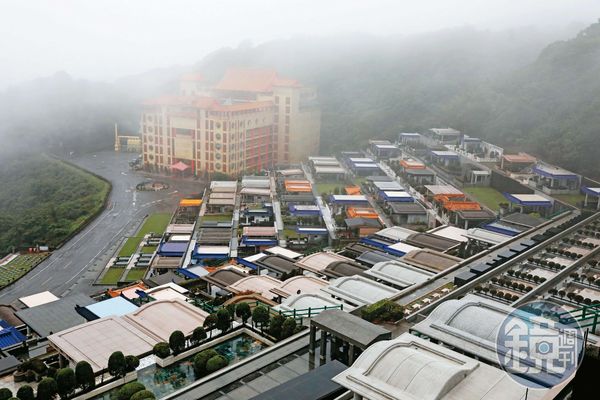 展雲位於新北金山的墓園及靈骨塔,每個月營運經費超過3千萬元。