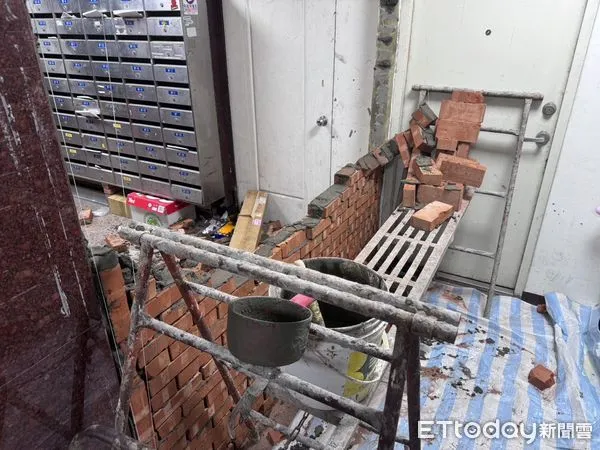 ▲▼錦新大樓通往電梯通道被砌磚牆擋道,現場火氣十足爆發衝突,1男直接踹倒正在堆砌的磚牆。(圖/記者邱中岳攝)