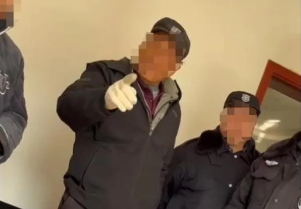 ▲男子稱物業人員及保全上門掌嘴。(圖/翻攝自澎湃新聞)