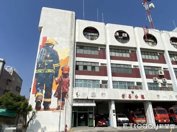 ▲杉木藝術團隊至台南市消防局崇善分隊,攜手打造「守護」大型壁畫,在分隊外牆面展現一幅具獨特意義的巨型壁畫。(圖/記者林東良翻攝,下同)