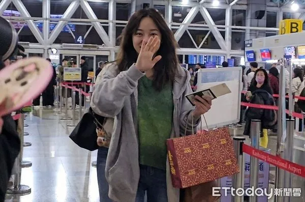 ▲野生的金世正在機場遭網友捕獲,拿「台南四百」提袋超吸睛。(圖/記者林東良翻攝,下同)