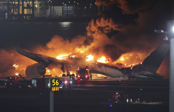 ▲▼羽田機場2日發生日本航空班機與海上保安廳飛機相撞事故。日航、海保機。（圖／達志影像／美聯社）
