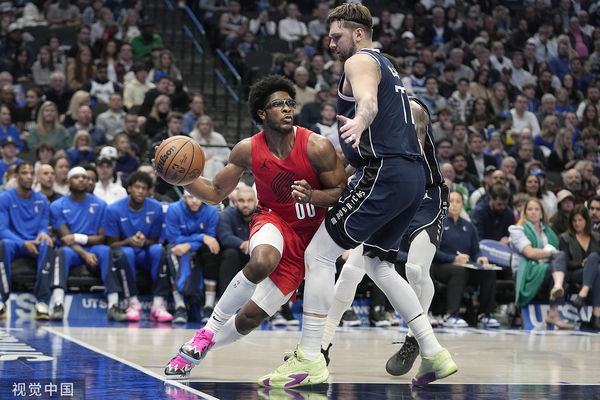 ▲唐西奇、亨德森上演「探花對決」、獨行俠主帥奇德。(圖/CFP)