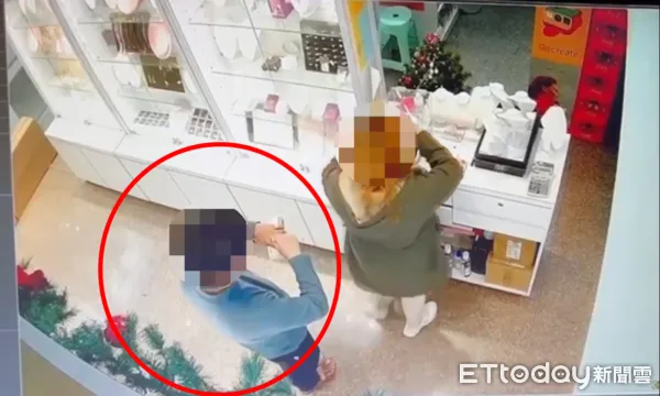 ▲▼高雄男佯裝購物,偷走3萬6000元的金戒指。(圖/記者賴文萱翻攝)
